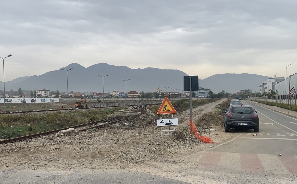 Ndryshon projekti i hekurudhes Tirane-Durres, shtohet nje nenkalim